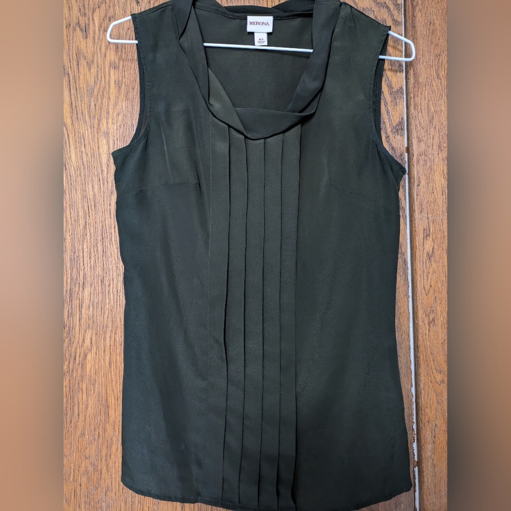 Sleeveless blouse - Picture 2 of 3